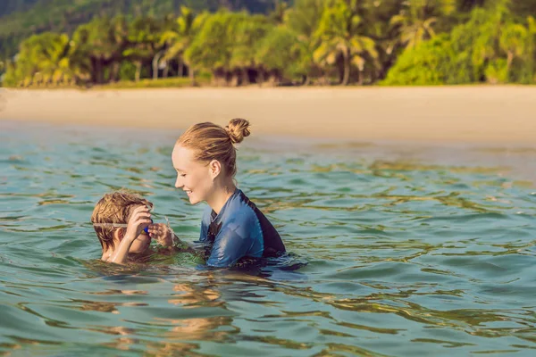 Istruttore Femminile Insegnare Ragazzo Nuotare Mare — Foto Stock