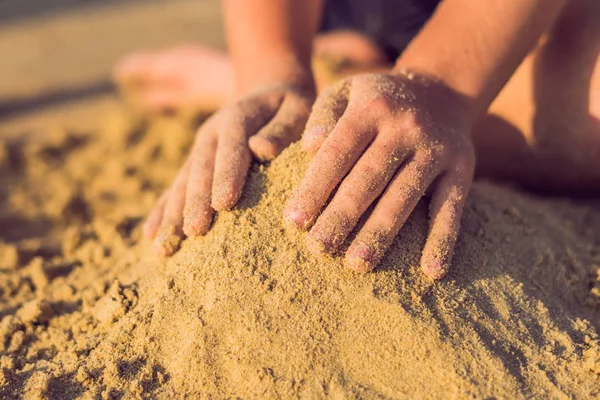 Χέρια Της Ένα Παιδί Παίζει Άμμο Κοντά Στη Θάλασσα — Φωτογραφία Αρχείου