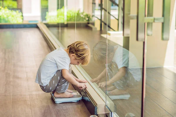 Giovane Ragazzo Piedi Scale Scoprire Suo Peso — Foto Stock