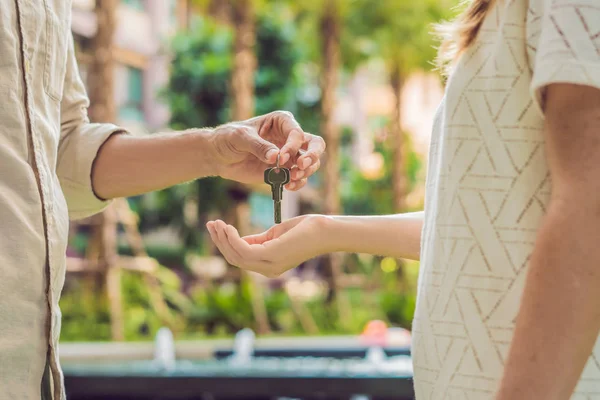 Onroerende Goederenagent Toetsen Aan Eigenaar Van Het Appartement Kopen Verkopen — Stockfoto