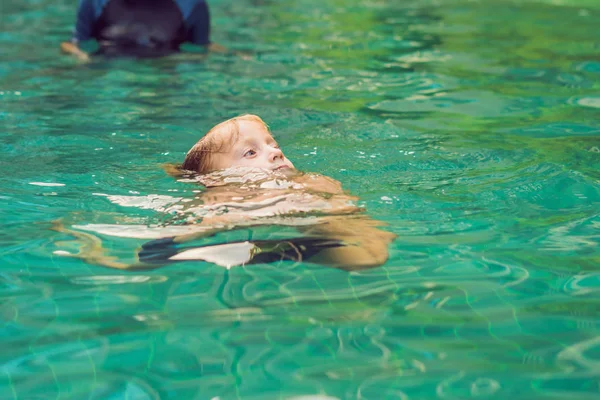 Ženské Instruktor Učí Chlapce Plavání Bazénu — Stock fotografie