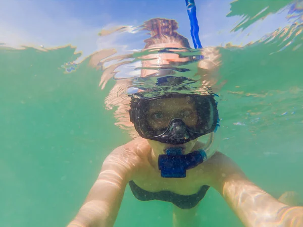 Snorkeling Trópusi Vizek Előtt Egzotikus Szigeten — Stock Fotó