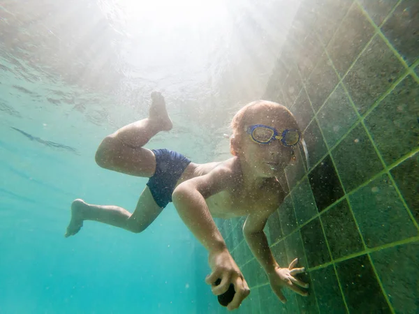 Junge Schwimmt Unter Wasser Pool — Stockfoto