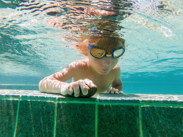 Junge Schwimmt Unter Wasser Pool — Stockfoto