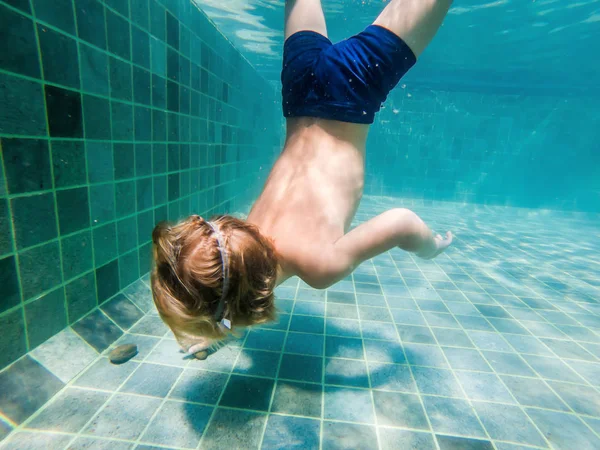Bambino Ragazzo Nuotare Sott Acqua Piscina — Foto Stock