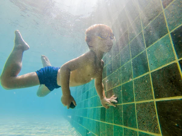 Chłopiec Dziecko Pływanie Pod Wodą Basenie — Zdjęcie stockowe