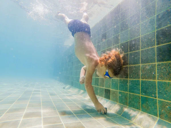 Enfant Garçon Nager Sous Eau Dans Piscine — Photo