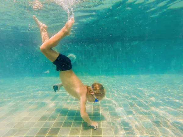 Junge Schwimmt Unter Wasser Pool — Stockfoto