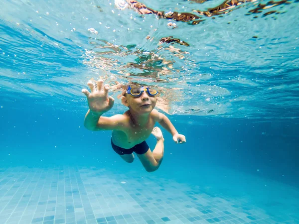 Kind Jongen Onderwater Zwemmen Zwembad — Stockfoto