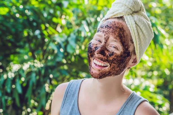 Πορτρέτο Γυναίκας Χαμογελαστά Απολέπιση Του Δέρματος Στο Πρόσωπο — Φωτογραφία Αρχείου