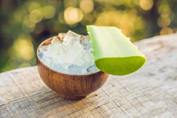 Cubos Aloe Vera Aloe Tazón Madera Gel Aloe Vera Casi — Foto de Stock