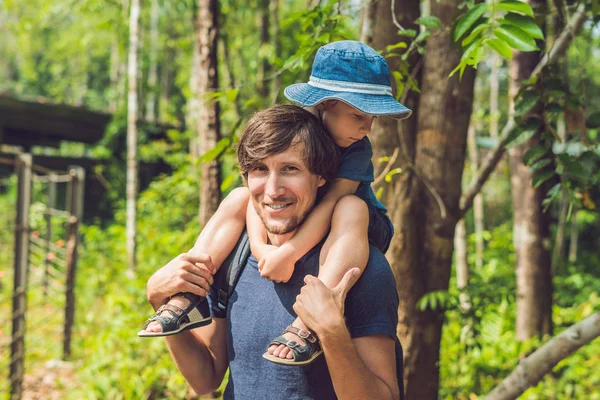 夏の公園を歩く幸せな父親と男の子 養子縁組や人々の概念は — ストック写真