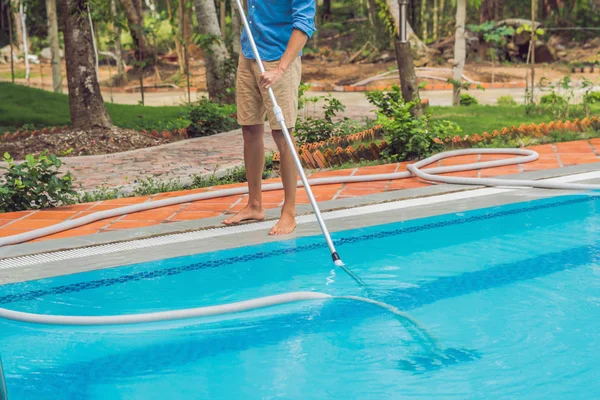 Pulitore Della Piscina Uomo Camicia Blu Con Attrezzatura Pulizia Delle — Foto Stock