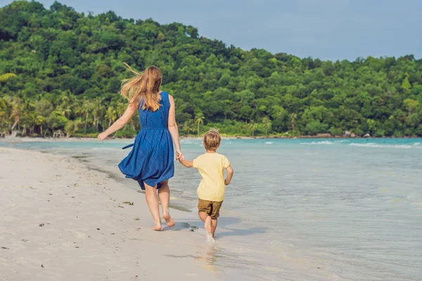 Giovane Madre Amorevole Suo Piccolo Figlio Che Gioca Sulla Spiaggia — Foto Stock