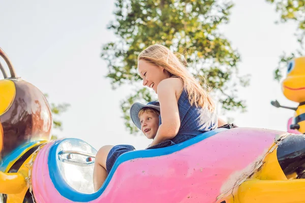 Mom Son Having Fun Amusement Park — Stock Photo, Image