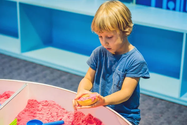 Junge Spielt Vorschulalter Mit Kinetischem Sand Die Entwicklung Eines Feinmotorischen — Stockfoto