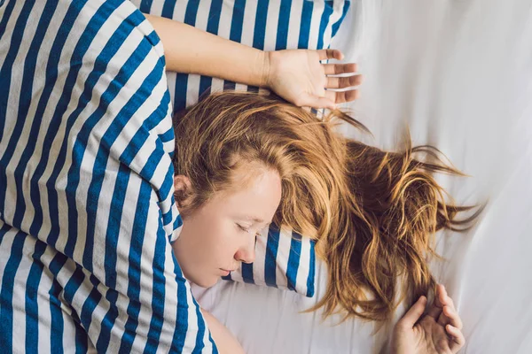 Hermosa Joven Acostada Cama Durmiendo Duerma Suficiente —  Fotos de Stock