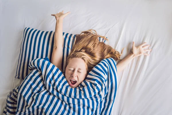 Belle Jeune Femme Couchée Lit Endormie Pas Obtenir Assez Concept — Photo