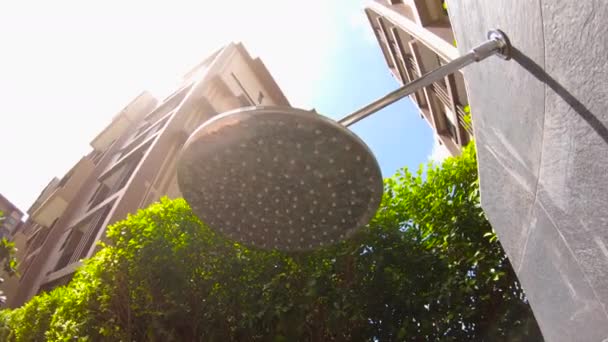 Una ducha al aire libre cerca de la piscina en los trópicos — Vídeos de Stock