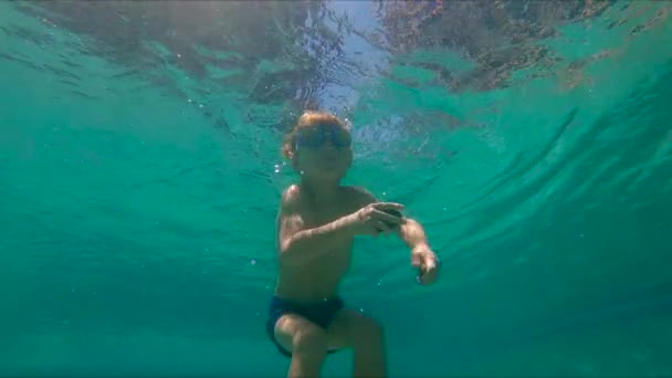 Zwolnionym Tempie Mały Chłopiec Pływanie Pod Wodą Basenie — Wideo stockowe