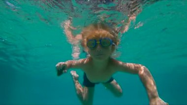 Yavaş hareket sualtı Yüzme Havuzu içinde küçük çocuk