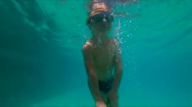 Yavaş hareket sualtı Yüzme Havuzu içinde küçük çocuk