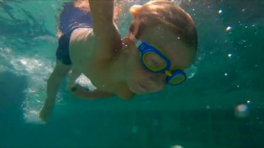 Yavaş hareket sualtı Yüzme Havuzu içinde küçük çocuk