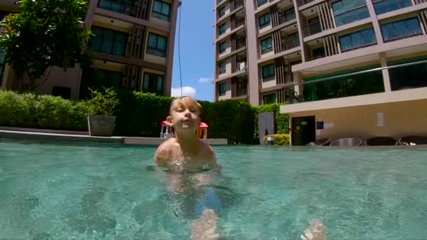 Slow Motion Van Cchild Jongen Plezier Tijd Zwembad Resort — Stockvideo