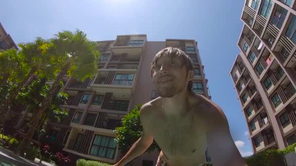 リゾートのプールでジャンプ男のスローモーション — ストック動画