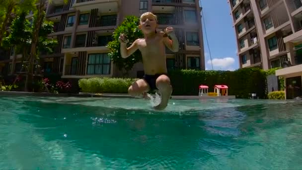 楽しい子少年のスローモーション リゾート プールの時間 — ストック動画