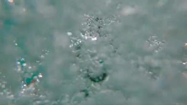 Ağır çekim bir adam tatil yüzme havuzunda atlama