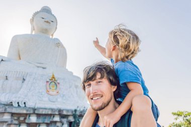 Baba ve oğul turistlere Big Buddha heykeli. Yüksek bir inşa edilmiş Tayland Phuket edebilirsiniz tepenin bir mesafeden görülebilir. Çocuk kavramı ile seyahat.