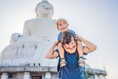 Baba ve oğul turistlere Big Buddha heykeli. Yüksek bir inşa edilmiş Tayland Phuket edebilirsiniz tepenin bir mesafeden görülebilir. Çocuk kavramı ile seyahat.