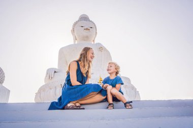 Anne ve oğlu turistlere Big Buddha heykeli. Yüksek bir inşa edilmiş Tayland Phuket edebilirsiniz tepenin bir mesafeden görülebilir. Çocuk kavramı ile seyahat.