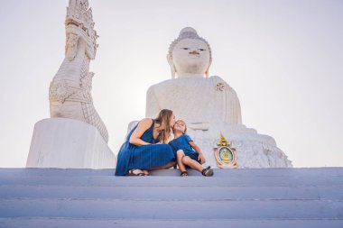 Anne ve oğlu turistlere Big Buddha heykeli. Yüksek bir inşa edilmiş Tayland Phuket edebilirsiniz tepenin bir mesafeden görülebilir. Çocuk kavramı ile seyahat.