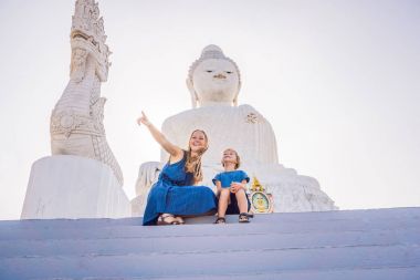 Anne ve oğlu turistlere Big Buddha heykeli. Yüksek bir inşa edilmiş Tayland Phuket edebilirsiniz tepenin bir mesafeden görülebilir. Çocuk kavramı ile seyahat.