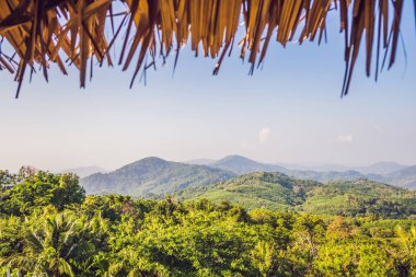 Yüksek açı görüntülemek güzel manzara Ao Chalong bay ve şehir sea side Phuket Eyaleti, Tayland.