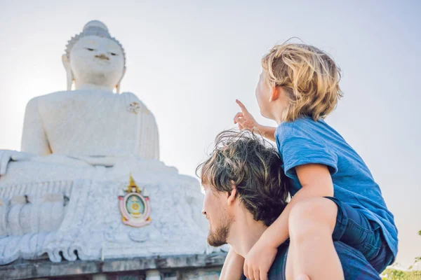 Vader Zoon Toeristen Grote Boeddhabeeld Werd Gebouwd Een Hoge Heuvel — Stockfoto