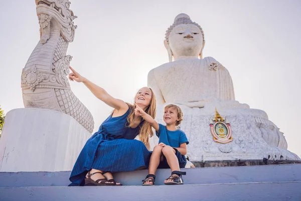 Madre Figlio Turisti Sulla Statua Del Grande Buddha Stato Costruito — Foto Stock