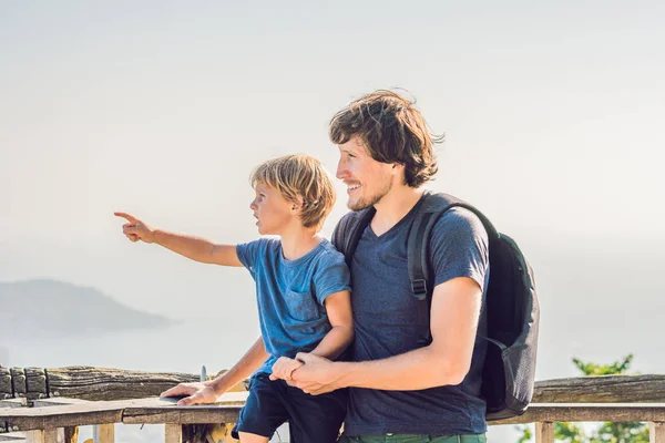 家族旅行 父と息子の海で山でハイキング — ストック写真