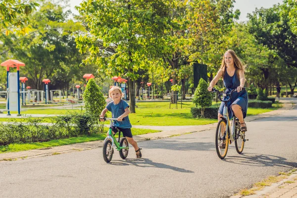 Μητέρα Και Γιος Ιππασία Ποδήλατα Στην Ύπαιθρο Και Χαμογελαστός — Φωτογραφία Αρχείου