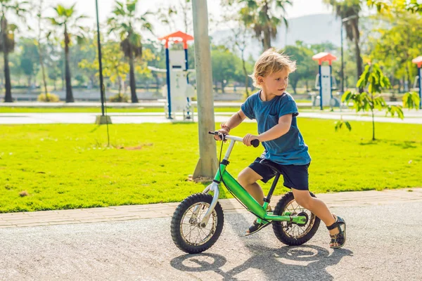 Kleiner Junge Fährt Sommer Auf Fahrrad Park — Stockfoto