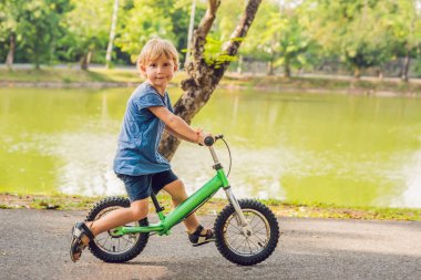 Küçük çocuk yaz Park'taki bisiklet sürme