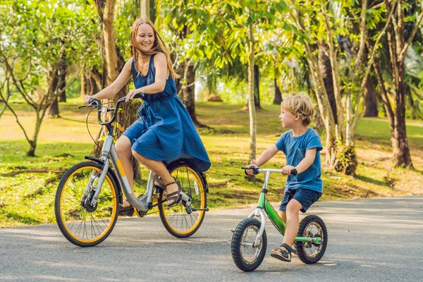 Mãe Filho Andar Bicicleta Livre Sorrindo — Fotografia de Stock