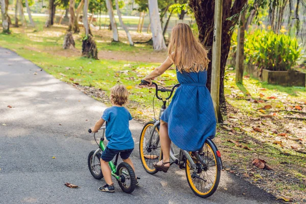 Dikiz Anne Açık Havada Bisiklet Sürme Gülümseyen Oğlu — Stok fotoğraf