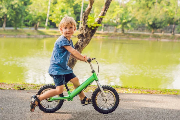 Kleiner Junge Fährt Sommer Auf Fahrrad Park — Stockfoto