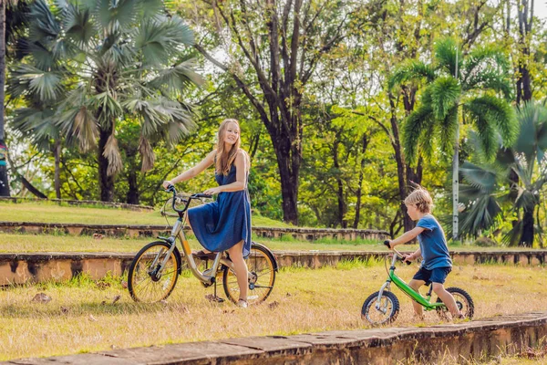 Mãe Filho Andar Bicicleta Livre Sorrindo — Fotografia de Stock