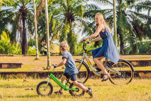 Anne Açık Havada Bisiklet Sürme Gülümseyen Oğlu — Stok fotoğraf