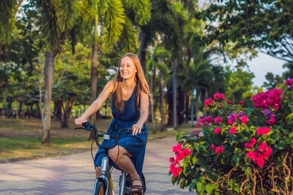 Yaz Aylarında Parktaki Bisiklet Sürme Kadın — Stok fotoğraf