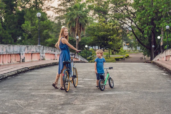 Mãe Filho Andar Bicicleta Livre Sorrindo — Fotografia de Stock